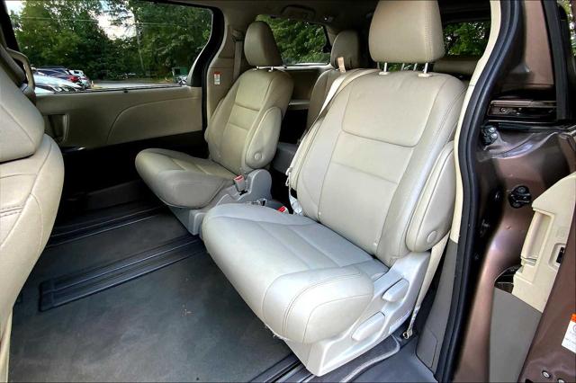 2020 Toyota Sienna XLE photo 18