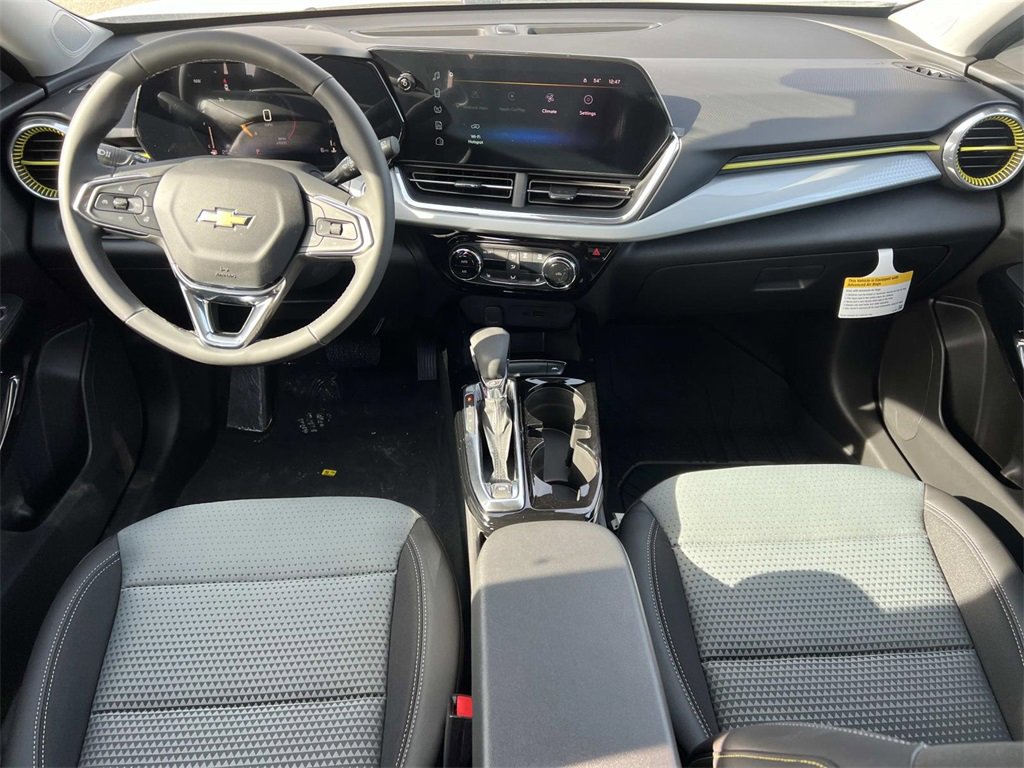 2025 Chevrolet Trax LT photo 2