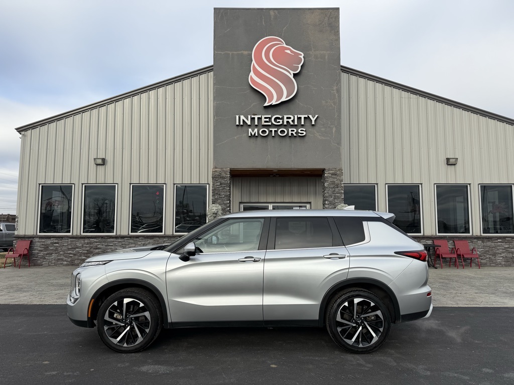 2024 Mitsubishi Outlander SE's photo