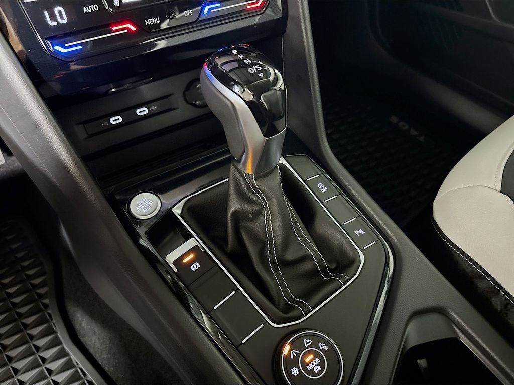 2025 Volkswagen Taos SE photo 11