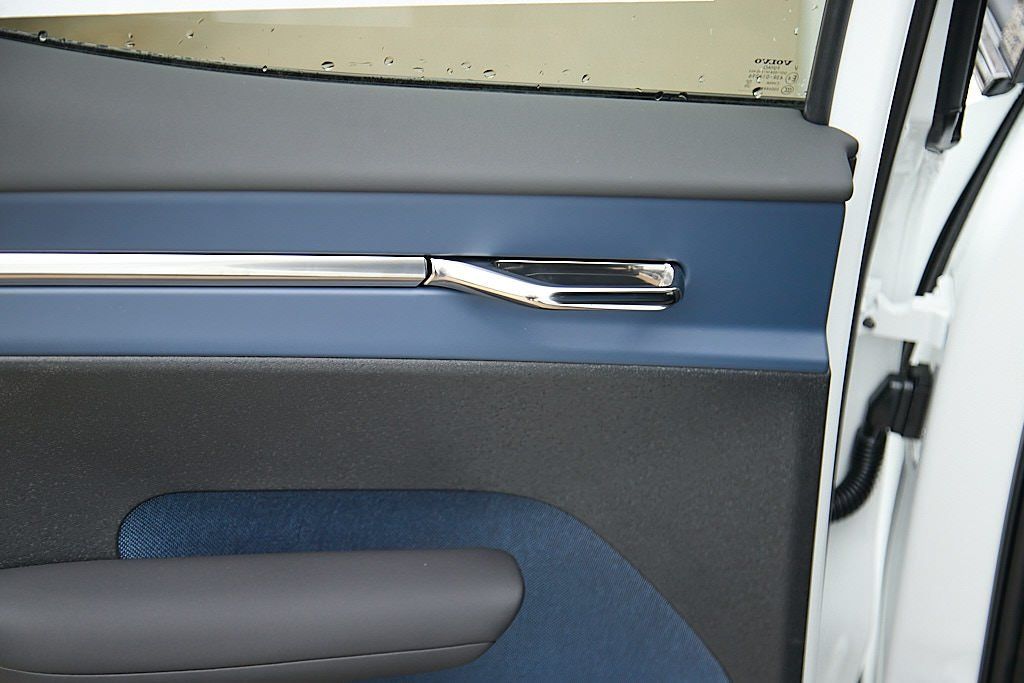 2026 VOLVO EX30 - Image 17