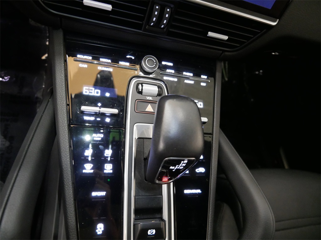 2022 Porsche Cayenne photo 24