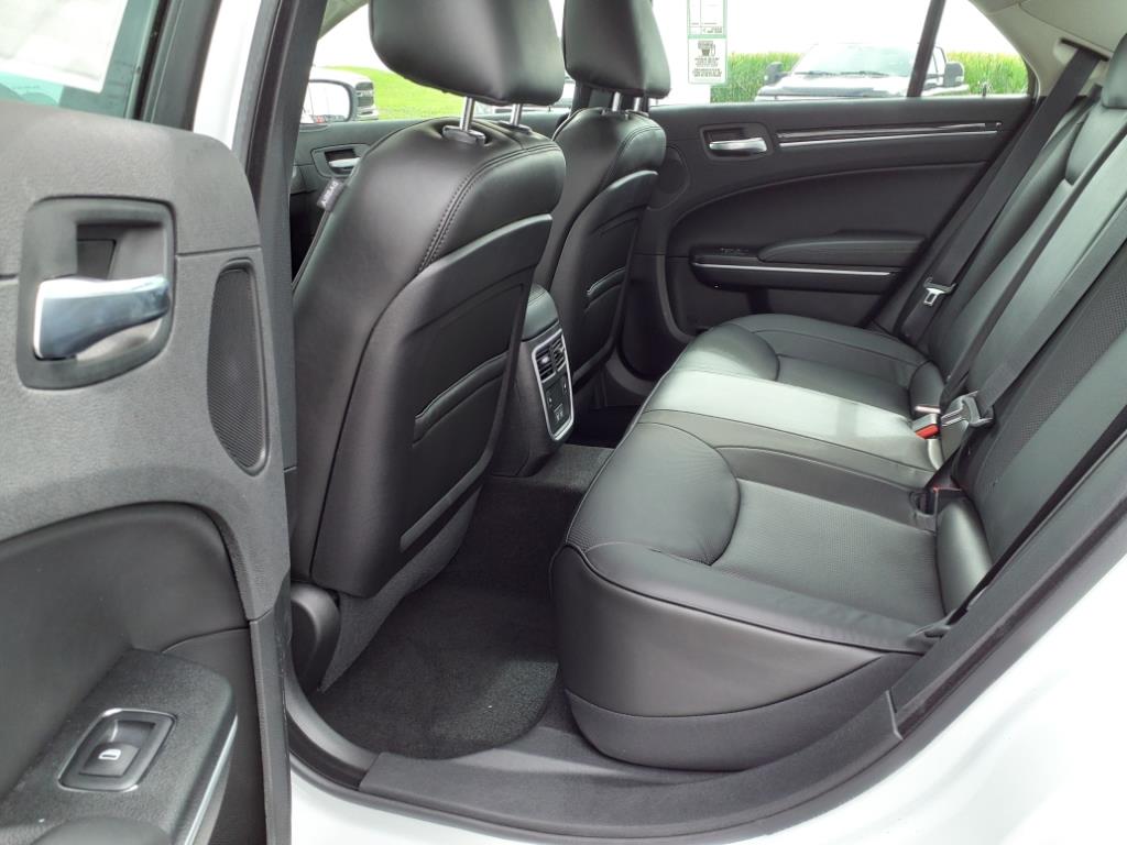 2023 Chrysler 300 Touring L photo 5