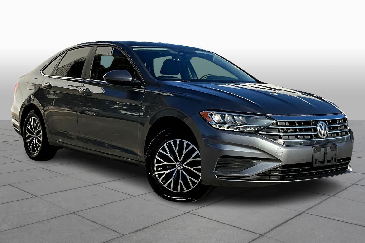 2020 Volkswagen Jetta SE R-Line photo 2