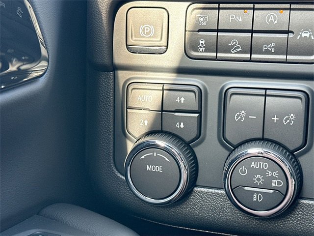 2025 Chevrolet Suburban LT photo 32