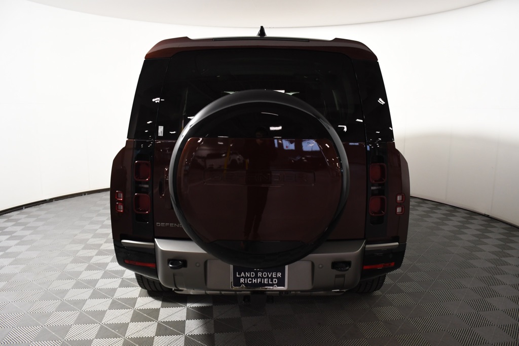 2025 Land Rover Defender 130 X-Dynamic SE photo 5