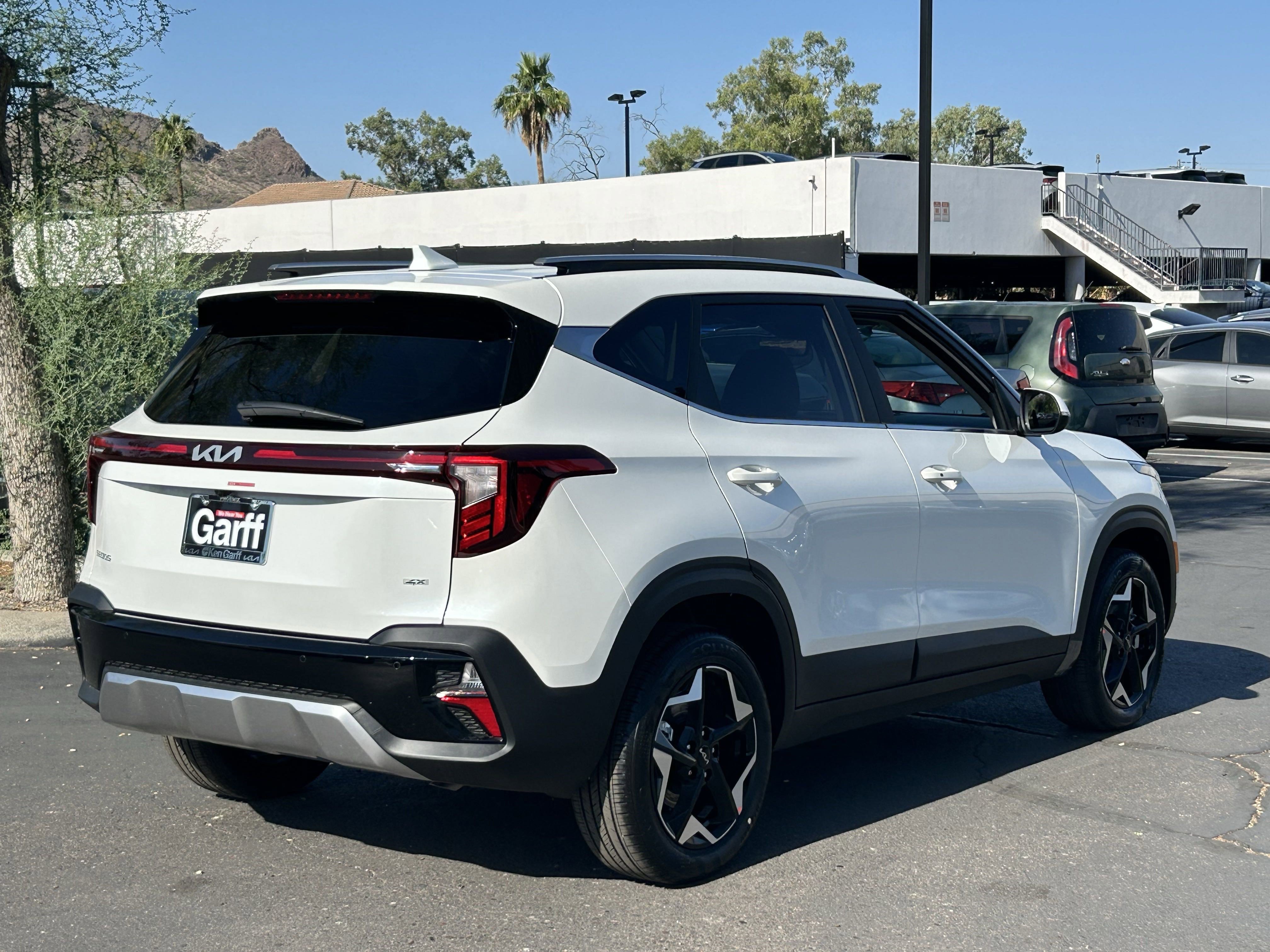 2025 Kia Seltos EX photo 3