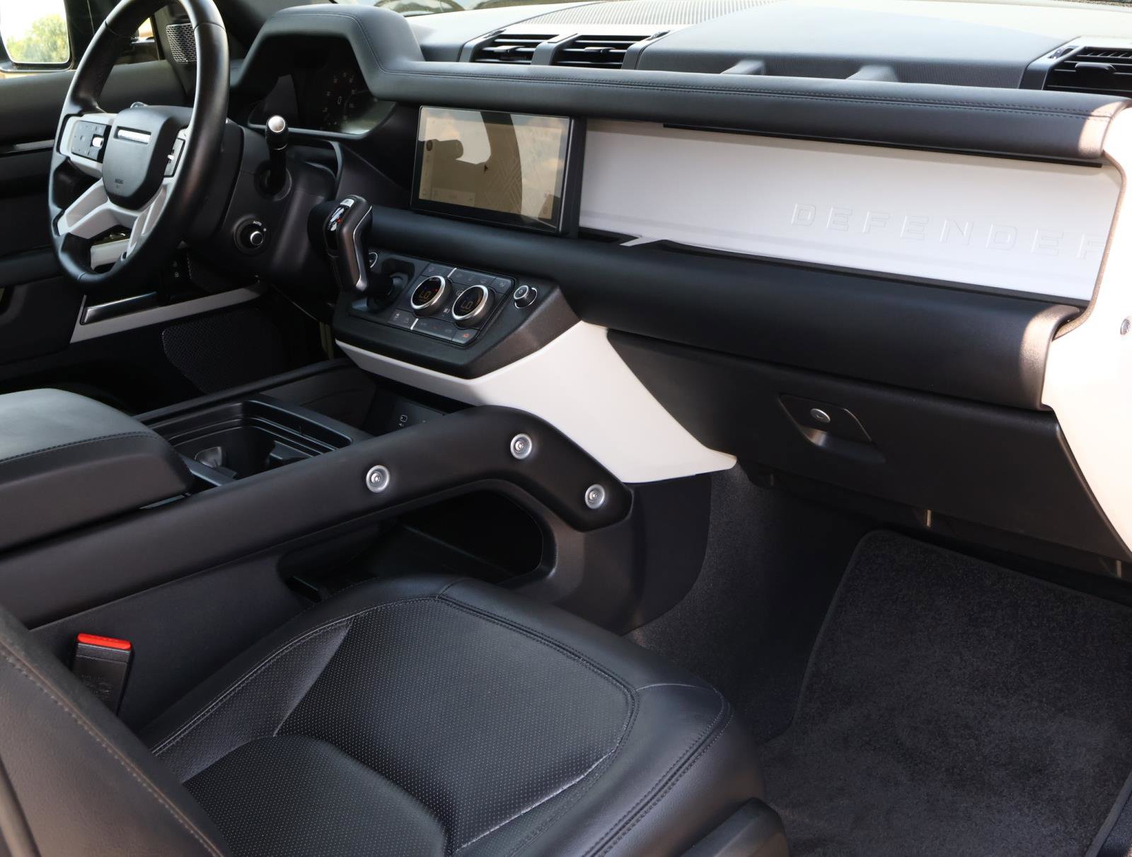 2024 Land Rover Defender S photo 16