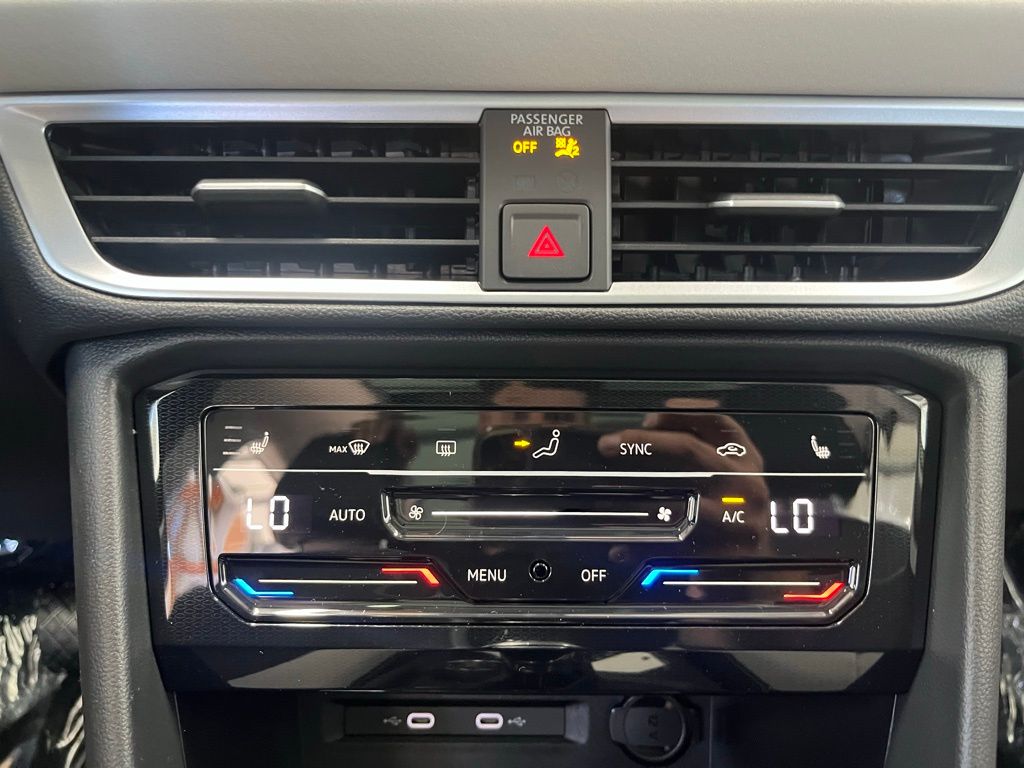 2025 Volkswagen Taos SE photo 14