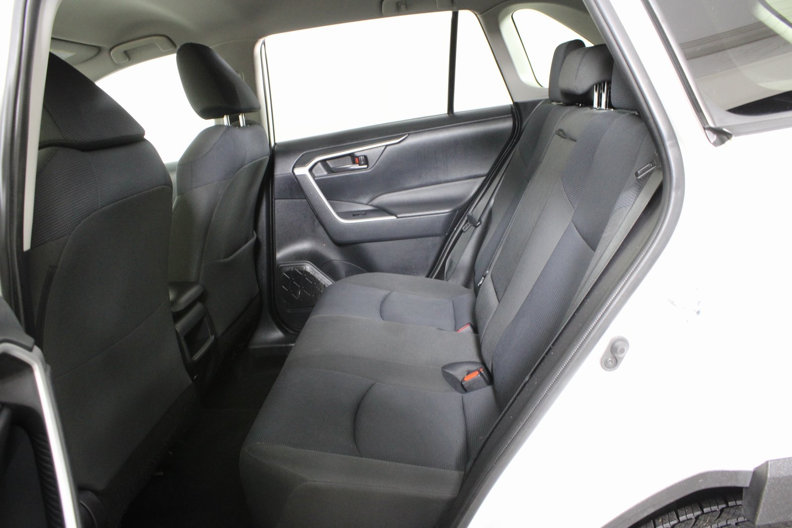 2019 Toyota RAV4 LE photo 6