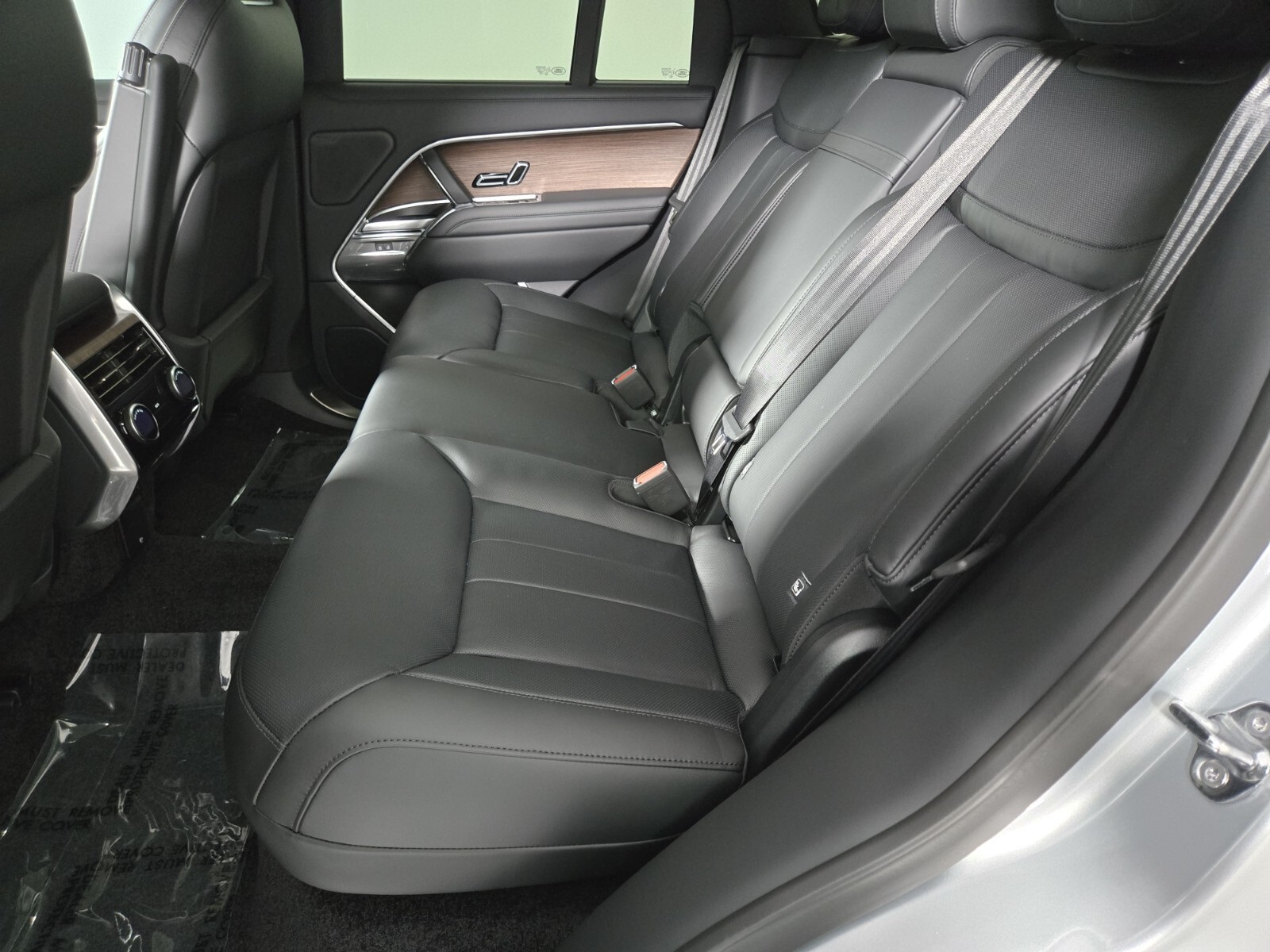 2025 Land Rover Range Rover SE photo 4