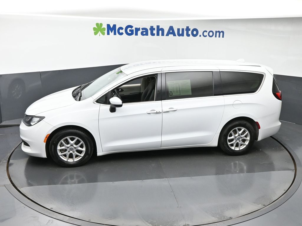 2020 Chrysler Voyager LX photo 17