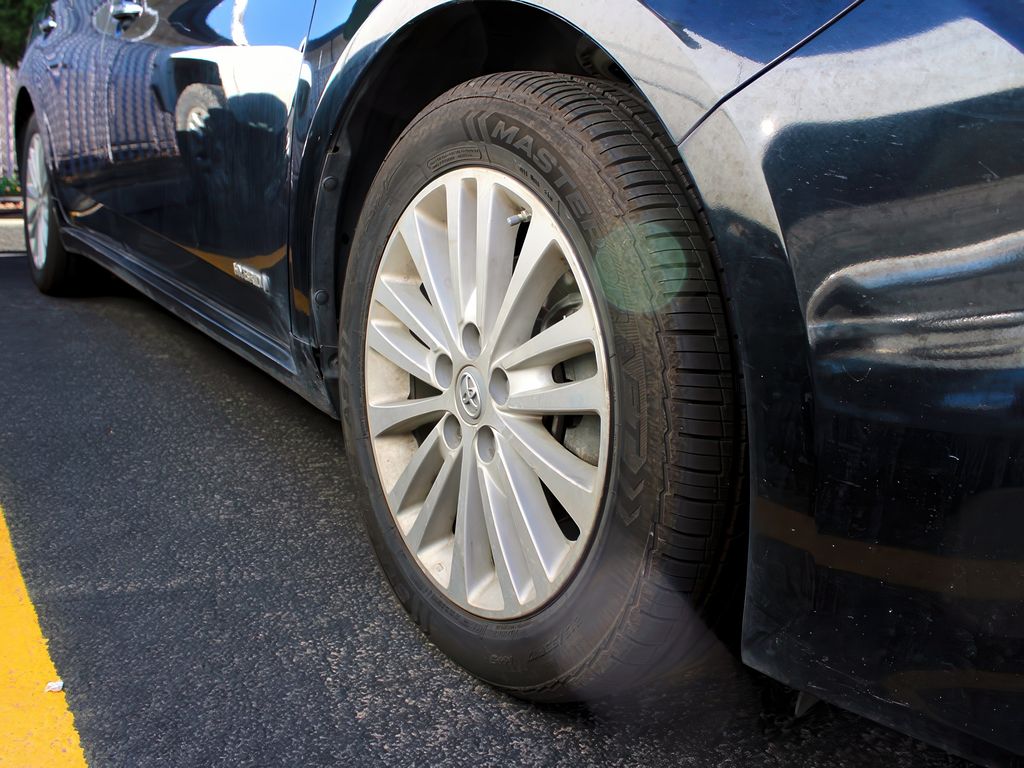 2014 Toyota Avalon Hybrid XLE Touring photo 3
