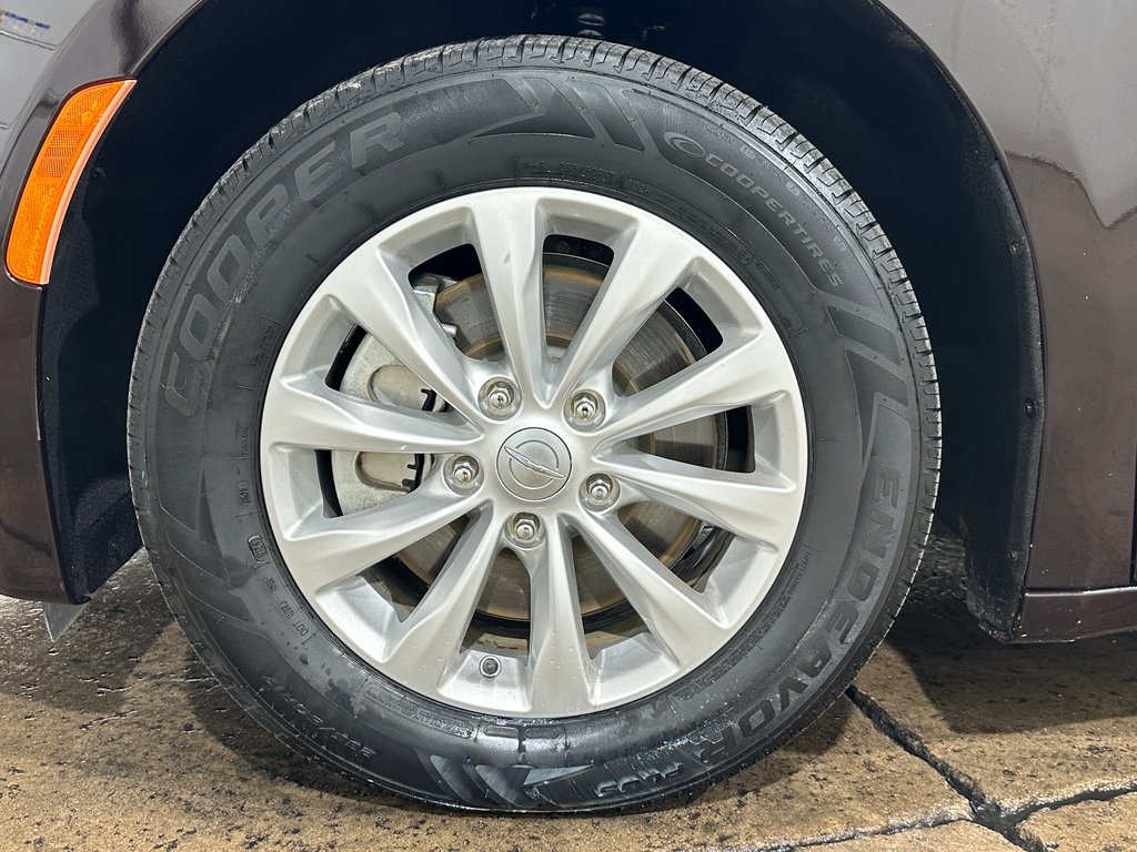 2018 Chrysler Pacifica Touring L photo 3