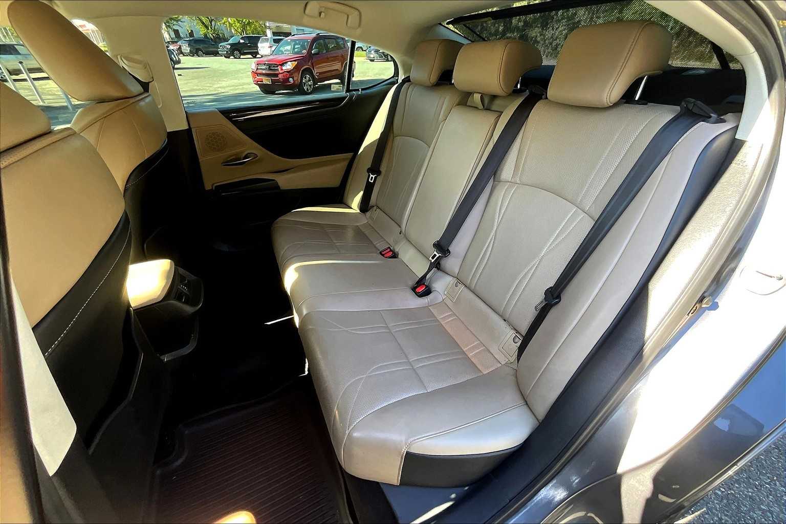 2019 Lexus ES Luxury photo 19