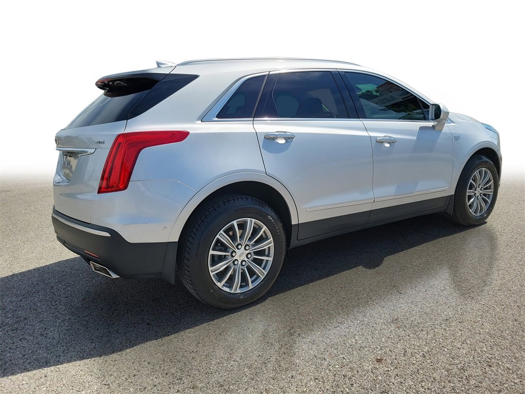 2017 Cadillac XT5 Luxury photo 2