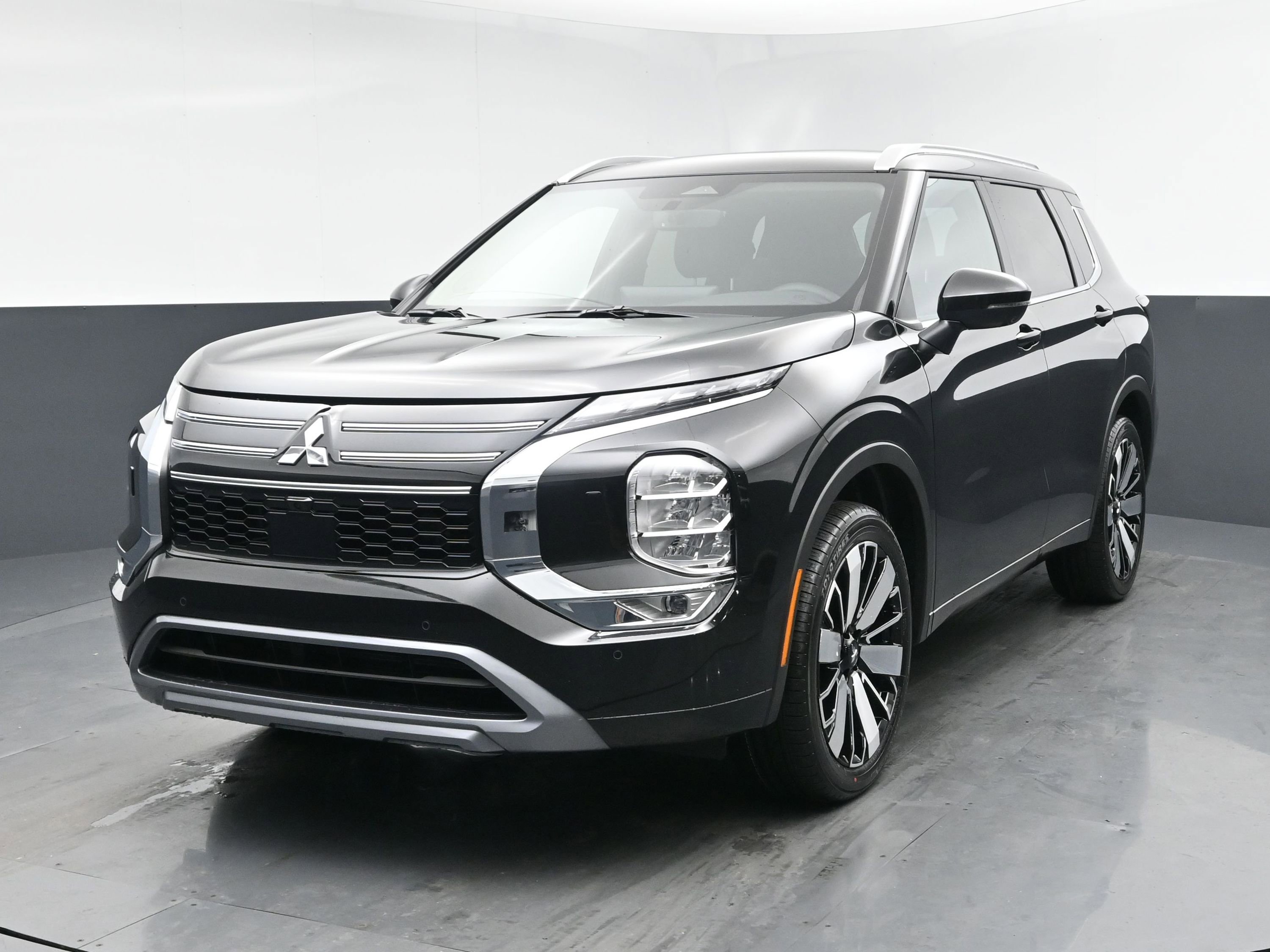 2025 Mitsubishi Outlander SEL's photo