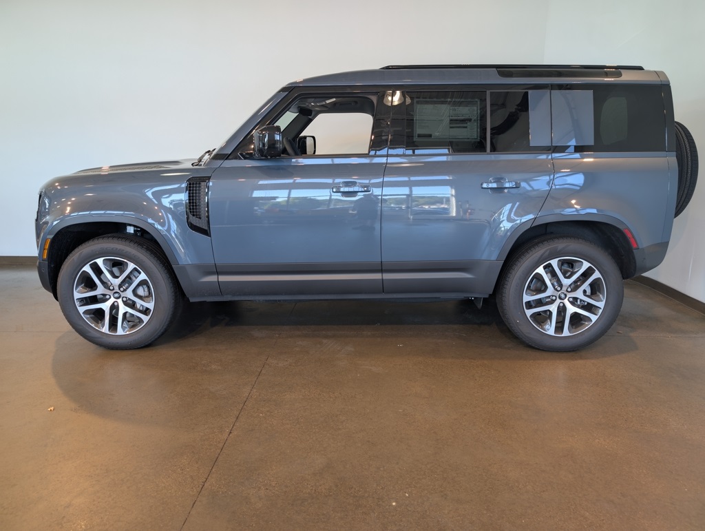 2025 Land Rover Defender 110 S photo 3