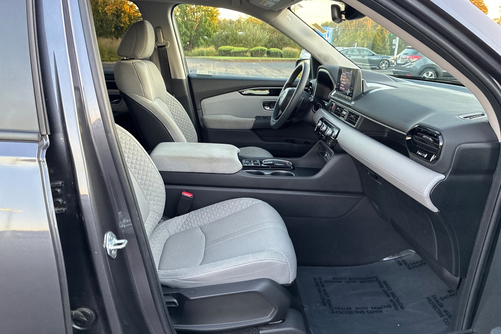 2023 Honda Pilot LX photo 17