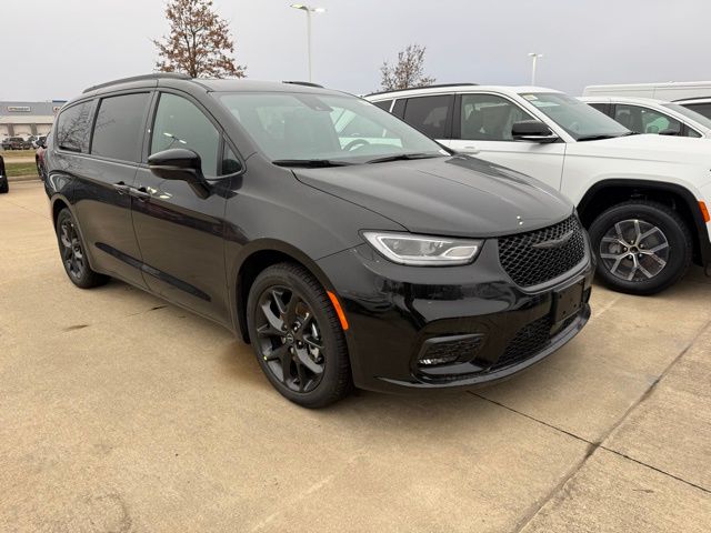 2026 Chrysler Pacifica Select's photo