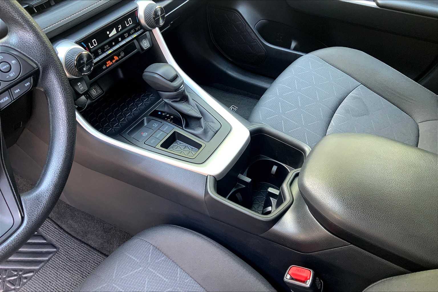 2024 Toyota RAV4 XLE photo 13