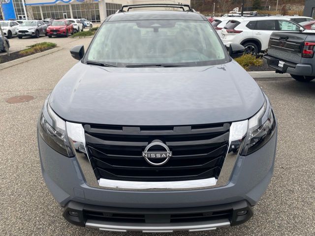 2025 Nissan Pathfinder Platinum photo 4