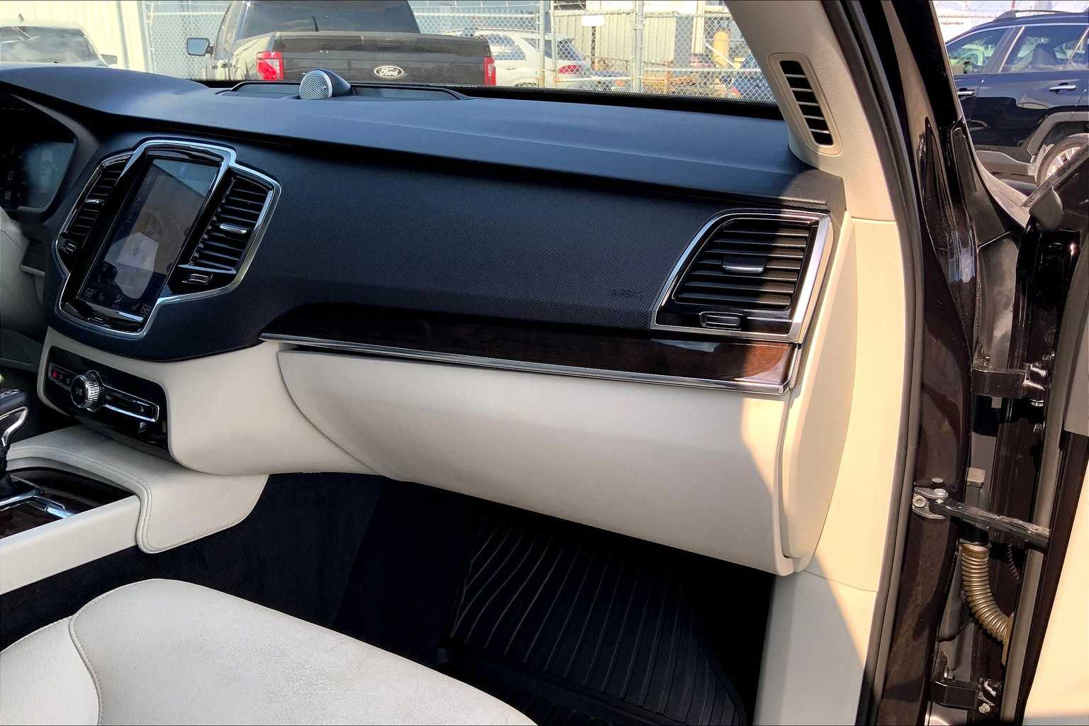 2017 Volvo XC90 Momentum photo 18