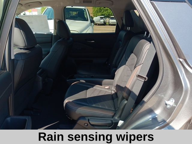 2025 Nissan Pathfinder Platinum photo 16