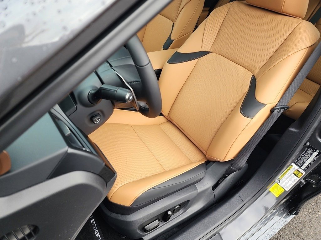 2025 Lexus ES 300h photo 4