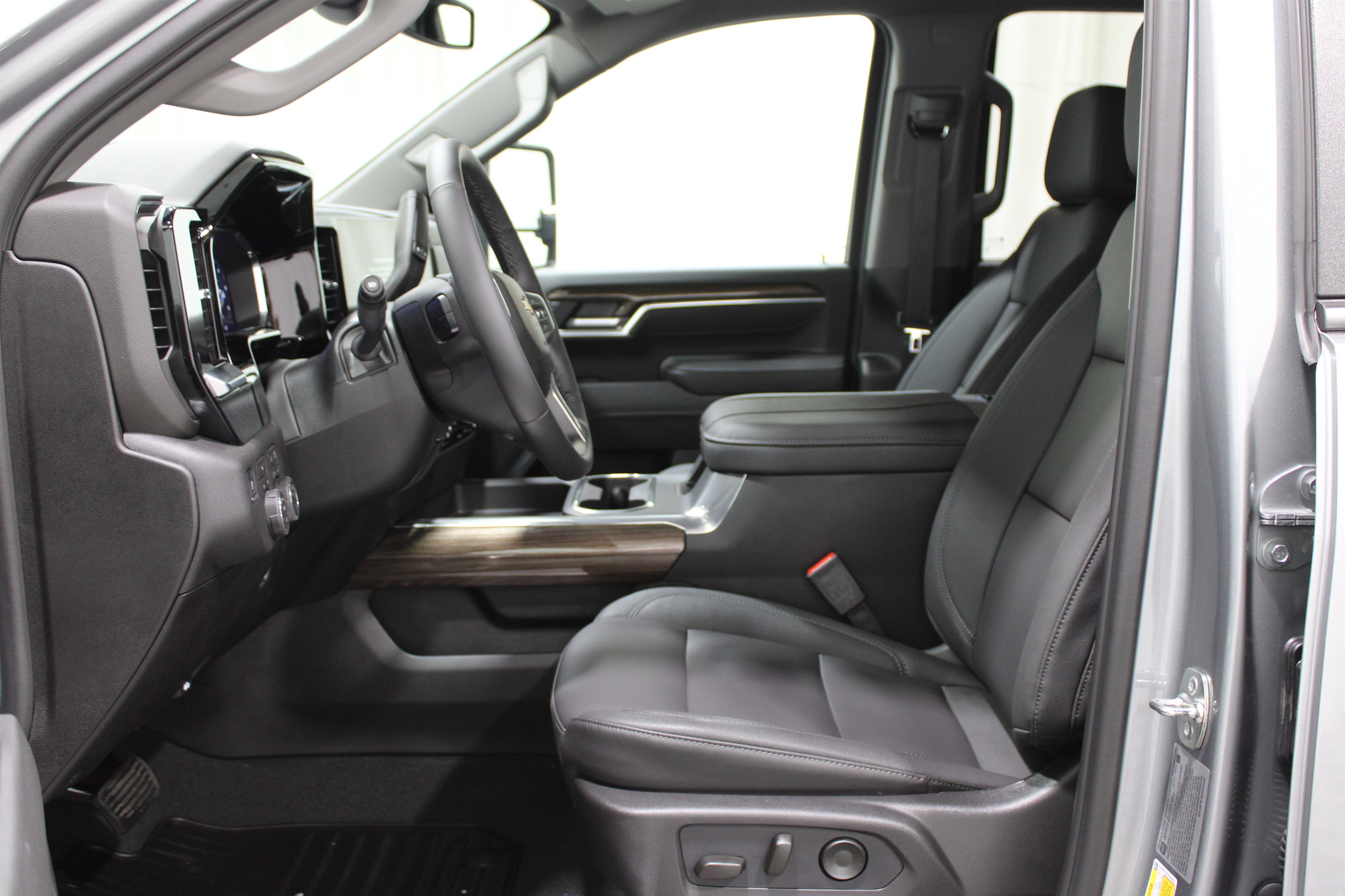 2026 Chevrolet Silverado 3500HD LT photo 3