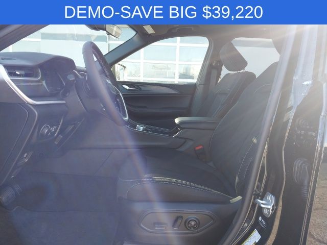 2025 Jeep Grand Cherokee Laredo X photo 2