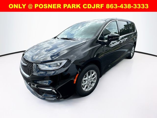 2026 Chrysler Pacifica Select's photo