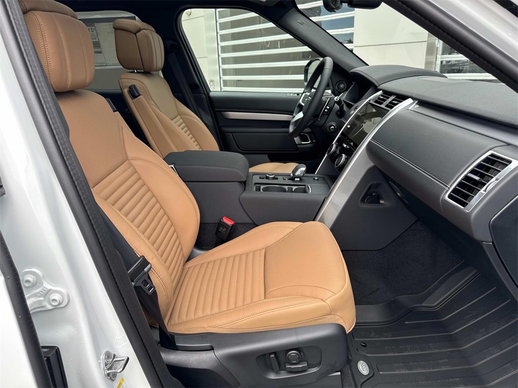 2025 Land Rover Discovery SE photo 10