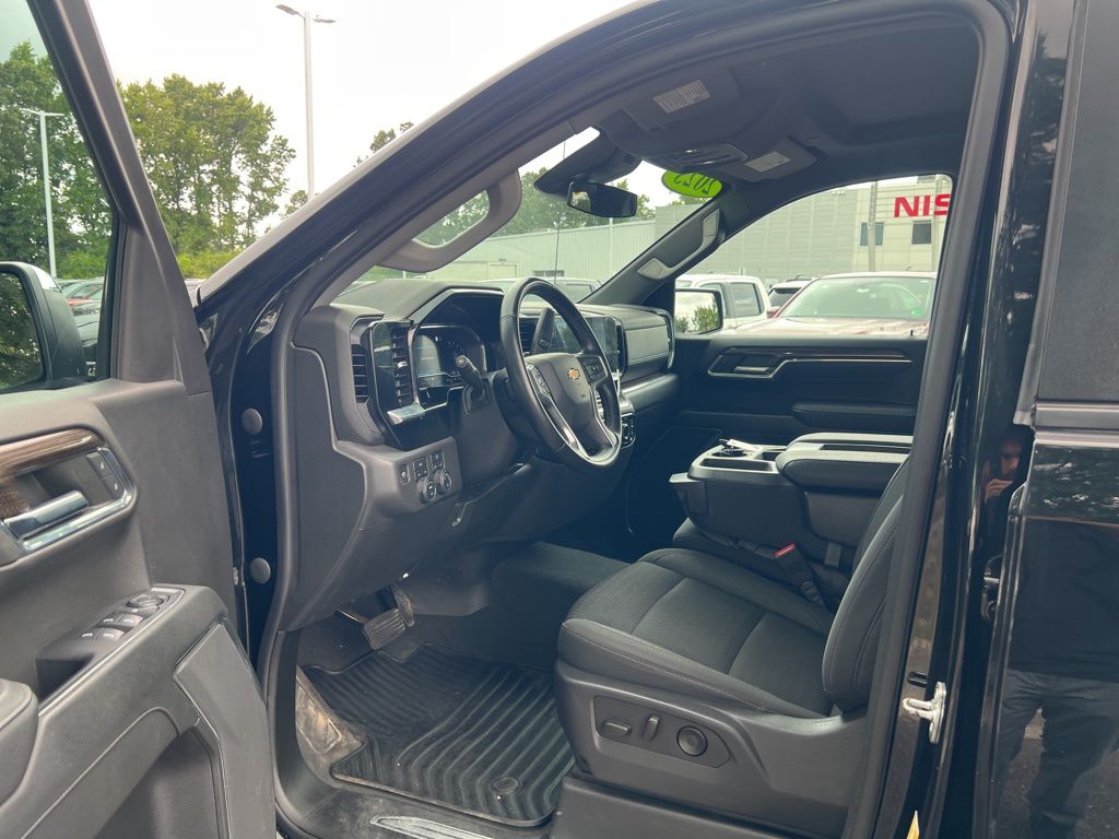 2023 Chevrolet Silverado 1500 LT photo 2