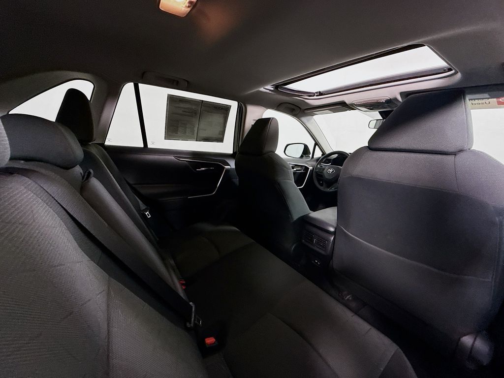2021 Toyota RAV4 Hybrid XLE photo 24