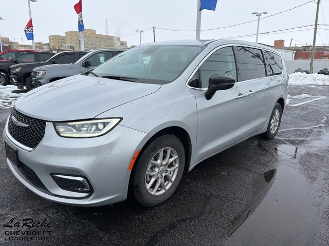 2024 Chrysler Pacifica Touring L's photo