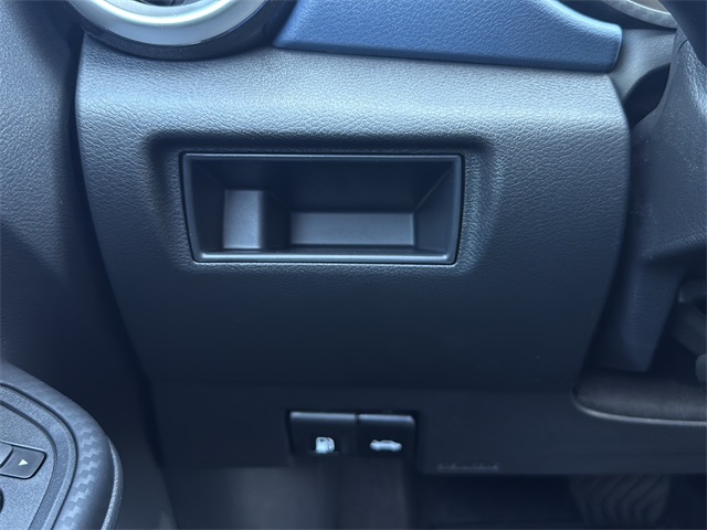 2025 Nissan Versa 1.6 SV photo 28