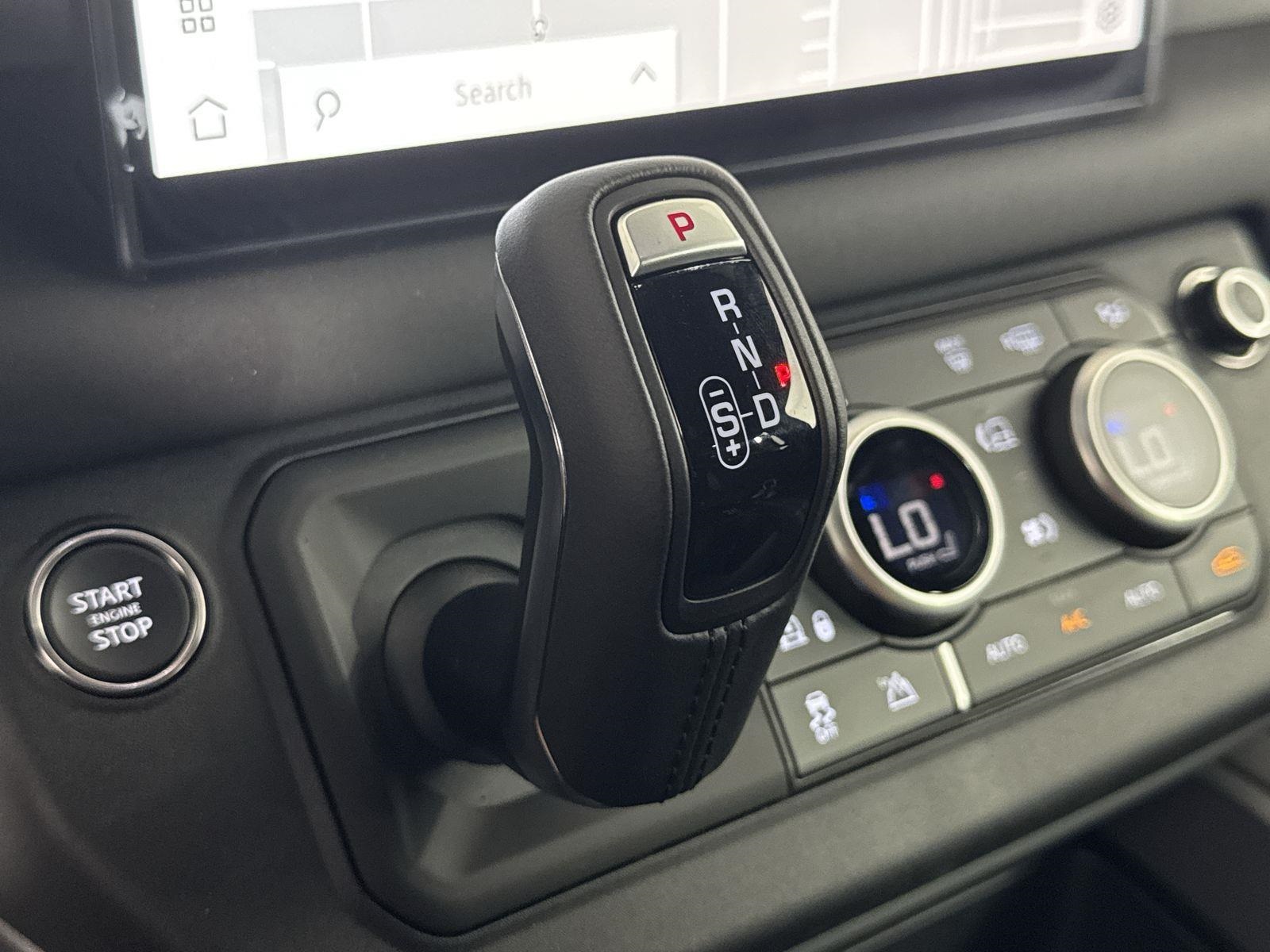 2025 Land Rover Defender 110 X-Dynamic SE photo 16