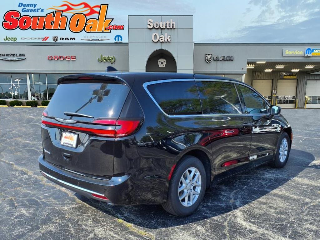 2026 Chrysler Pacifica photo 2