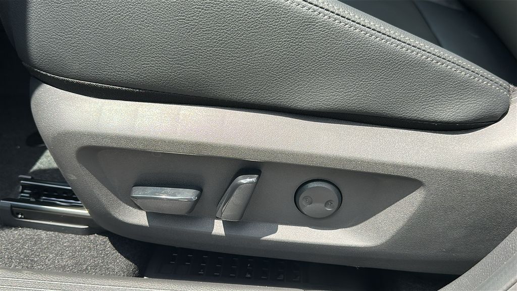 2025 Nissan Rogue SL photo 11