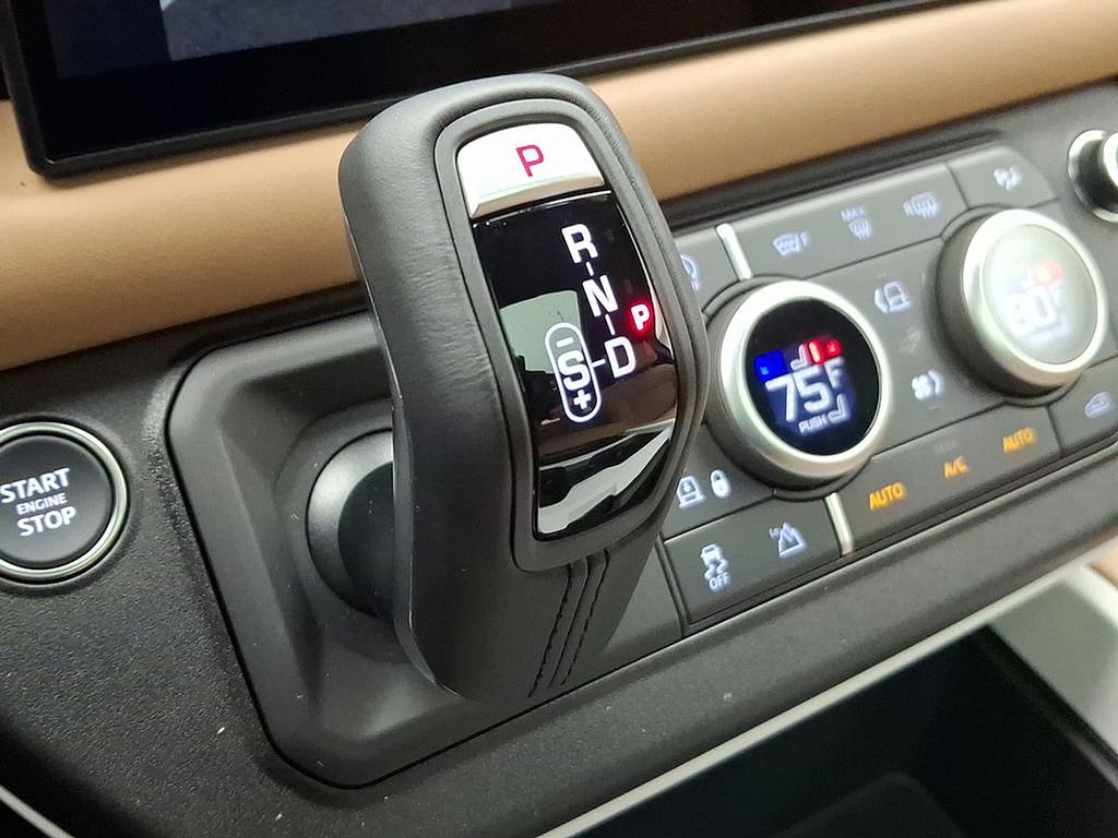 2025 Land Rover Defender 110 S photo 8