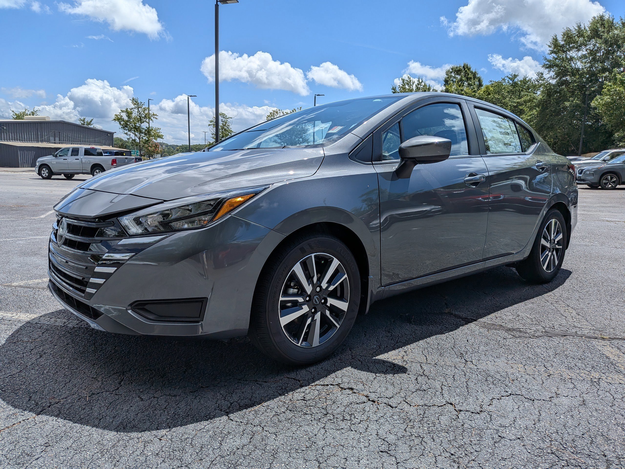 2025 Nissan Versa 1.6 SV photo 2