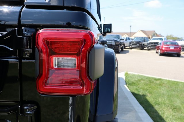 2025 Jeep Wrangler Sahara photo 34