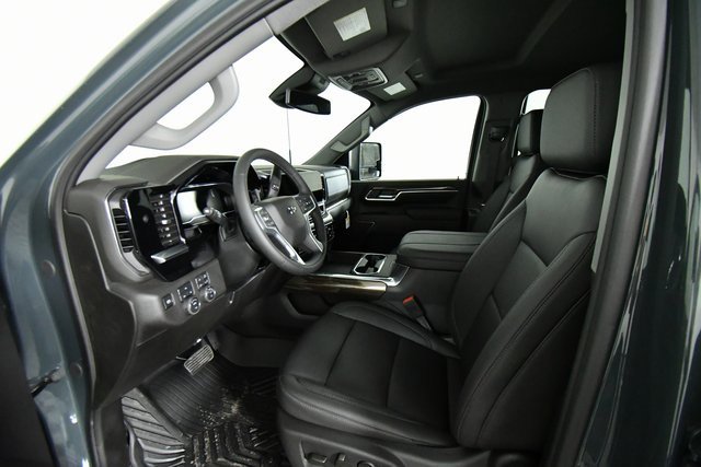 2025 Chevrolet Silverado 2500HD LT photo 4