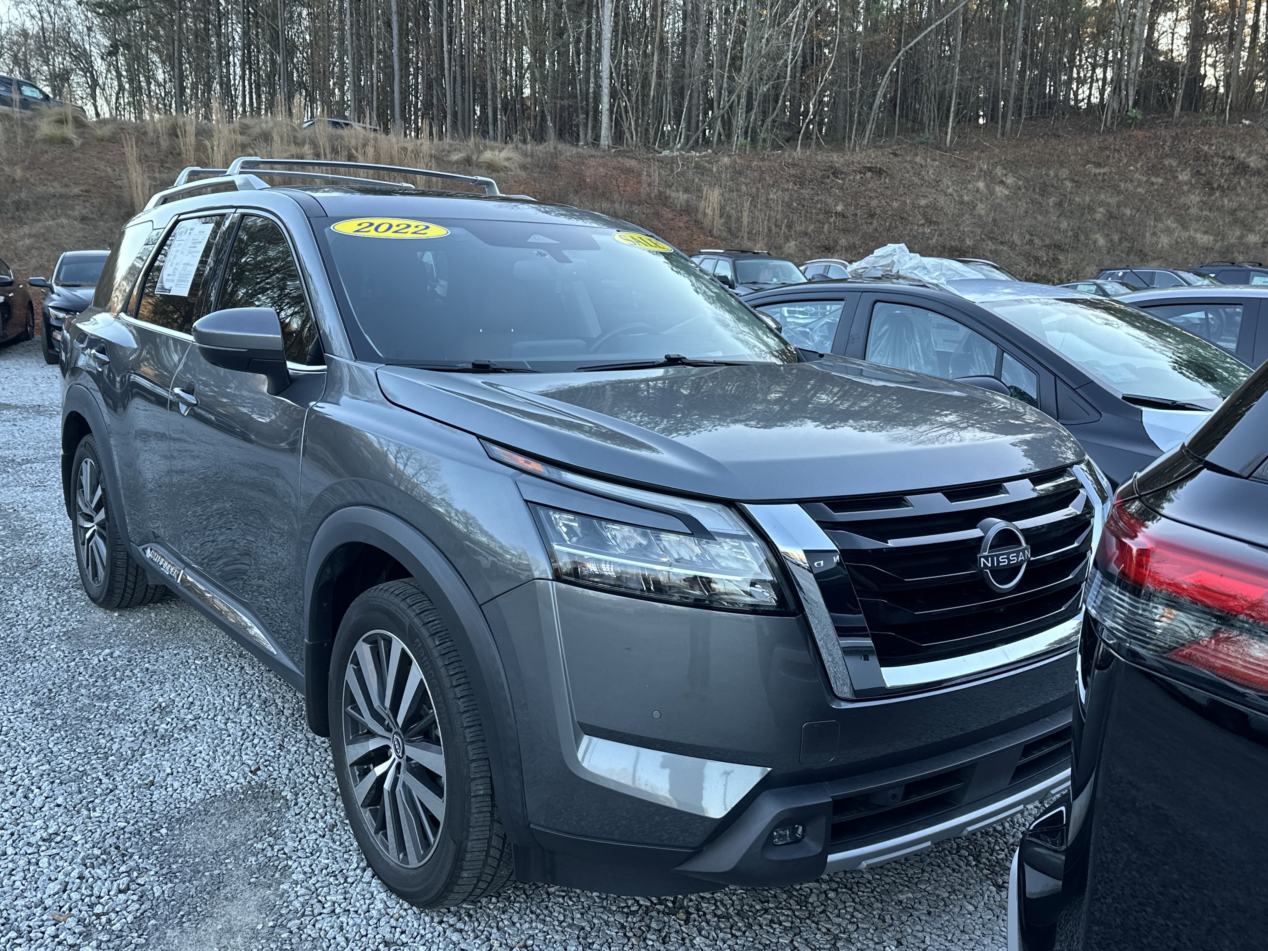 2022 Nissan Pathfinder Platinum's photo
