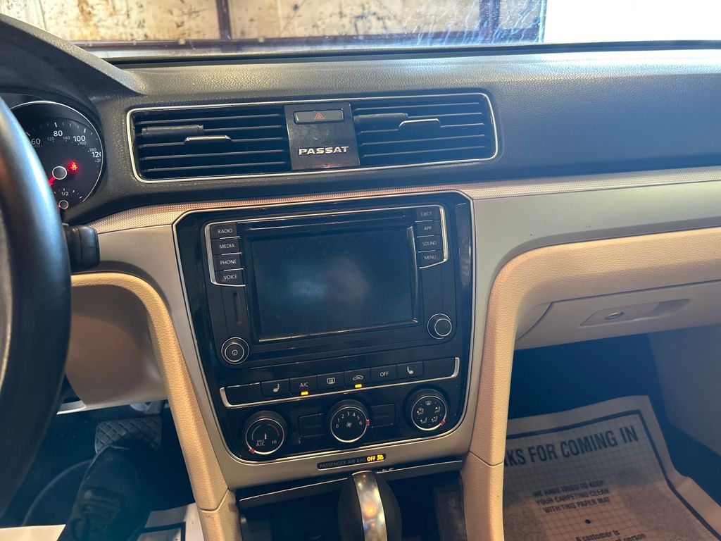 2019 Volkswagen Passat 2.0T Wolfsburg Edition photo 16