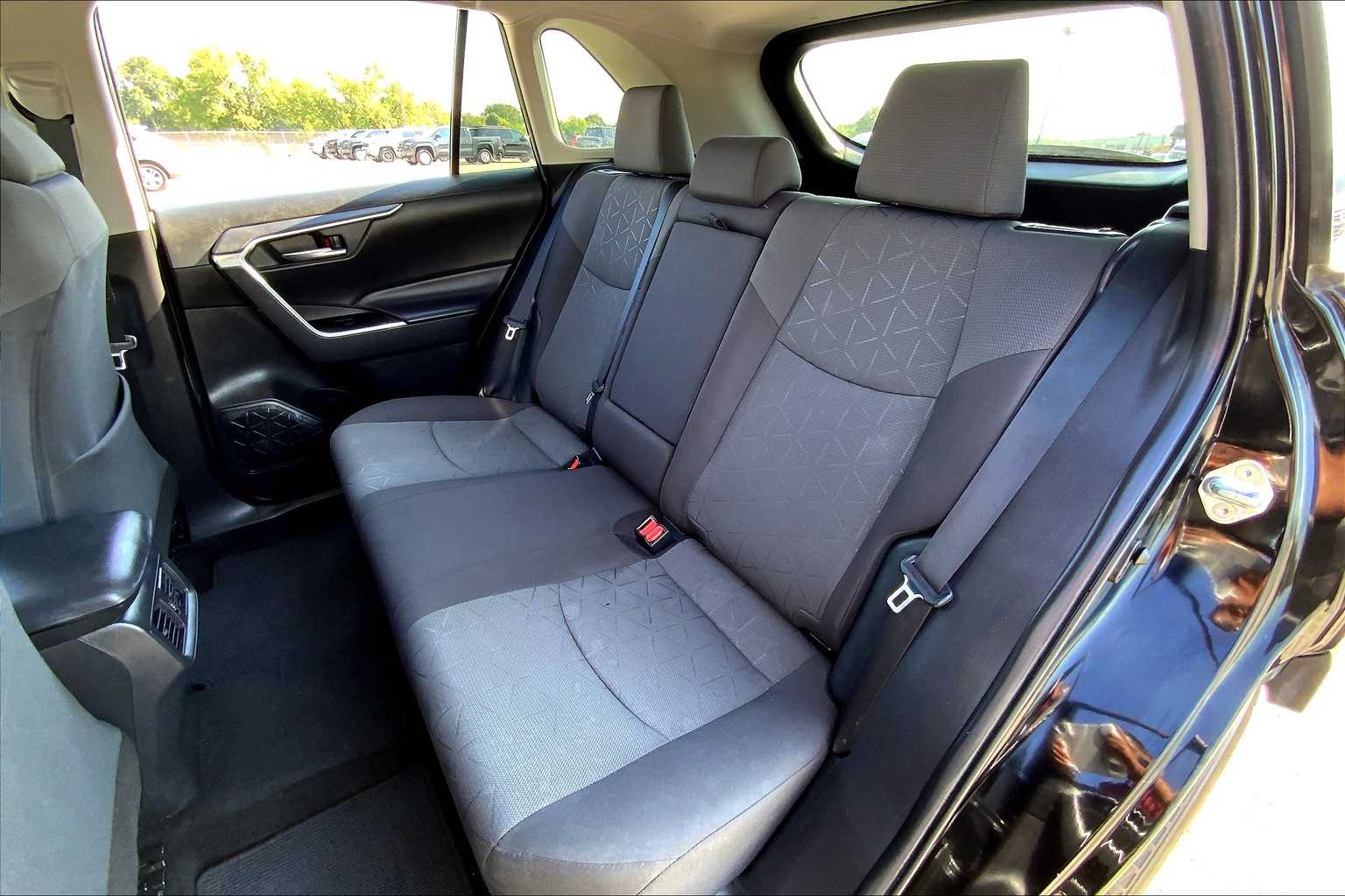 2021 Toyota RAV4 XLE photo 17