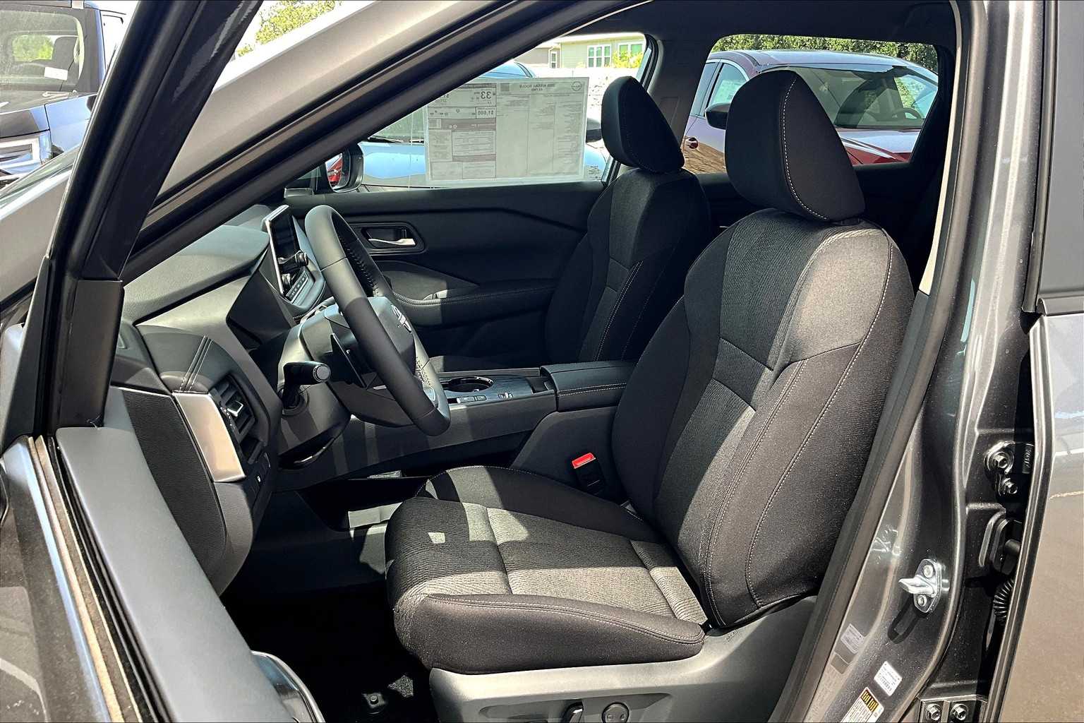 2025 Nissan Rogue SV photo 14
