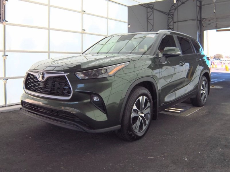 2025 Toyota Highlander XLE's photo