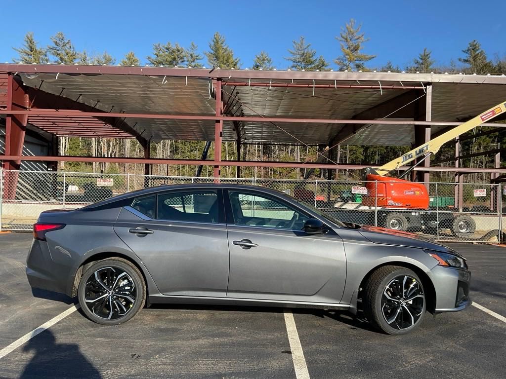 2025 Nissan Altima 2.5 SR photo 8